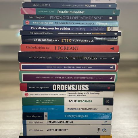 Anbefalt litteratur/pensumbøker til Politihøgskolen