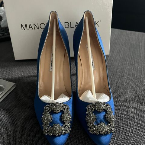 Manolo Blahnik - Hangisi