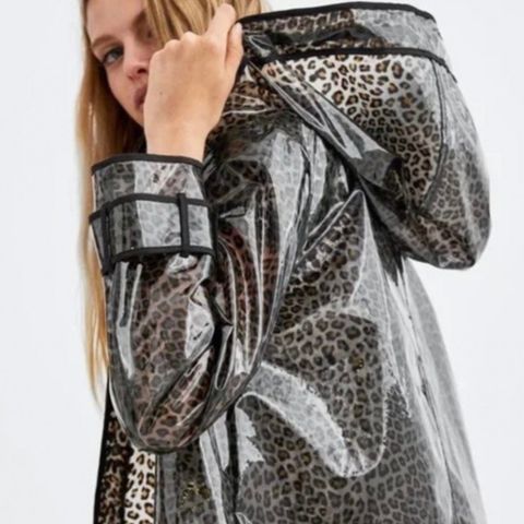 Animal Print Rain Coat fra Zara