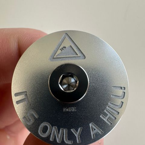 Kapz headset cap  - titan med laser gravert tekst + titan bolt