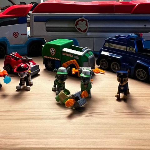 Paw Patrol figurer og kjøretøy