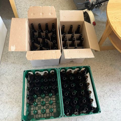 4 kasser med glassflasker for ølbrygging