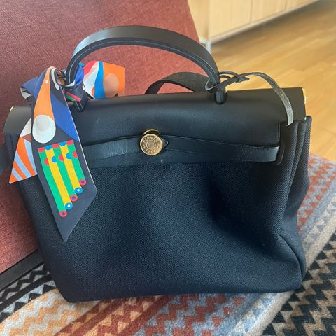 Hermes Herbag Zip 31, sort med gull