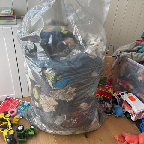 Søplepose med klær til gutt