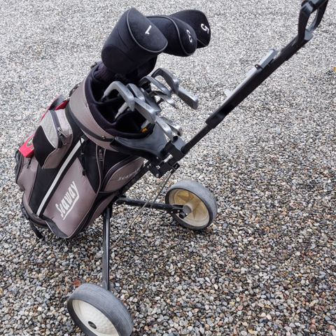 Golfsett herre selges, inkl vogn, 12 køller + momentum golf swing trainer.