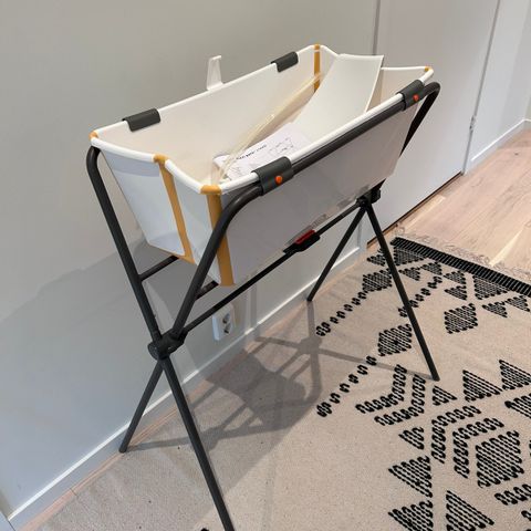 Stokke Flexi bath badebalje med nyfødtstøtte og stativ