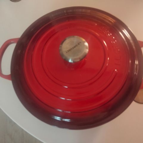 Le Creuset signature støpejernsgryte selges