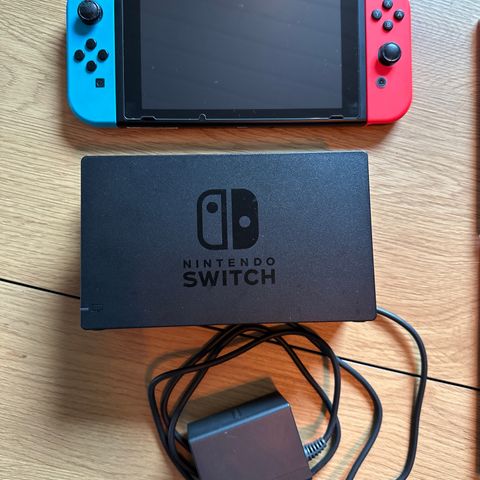 Veldig pent brukt Nintendo Switch 2020 med ekstra tilbehør selges