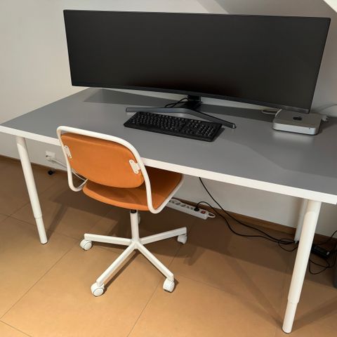 Desk / Skrivebord from IKEA (Grey)