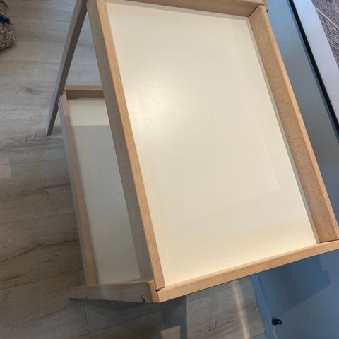 Stellebord fra Ikea selges