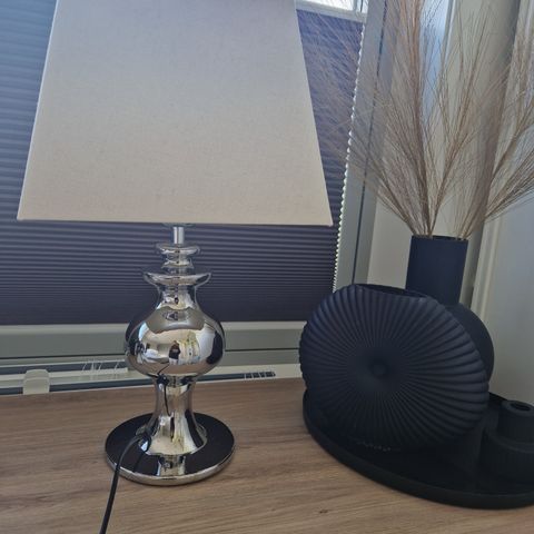 Lampe med pære 150 kr