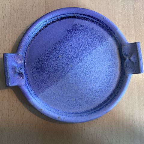 Flat skål i keramikk
