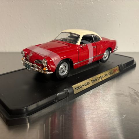 1:18 Volkswagen Karmann Ghia fra Road Signature selges