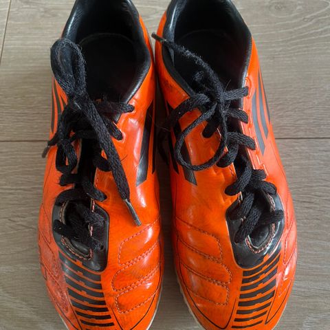 Adidas fotballsko str EUR 35