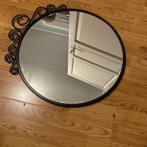 Rundt speil med  metalldetaljer - har to helt like