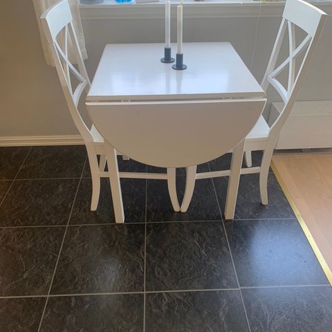 Kjøkkenbord med klaff og 2 stoler