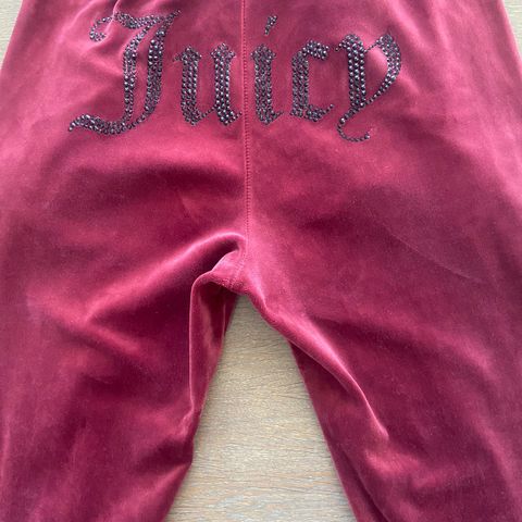 Juicy Couture burgunderrød fløyelsbukse  i XS