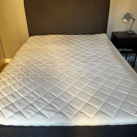 [RESERVERT] Jensen 150cm seng m/ overmadrass og sengegavl