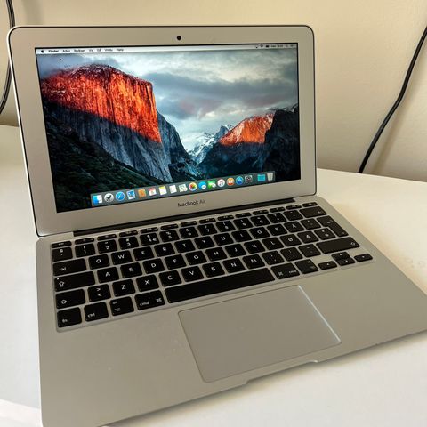 Apple Macbook Air kjøpt våren 2016, til salgs