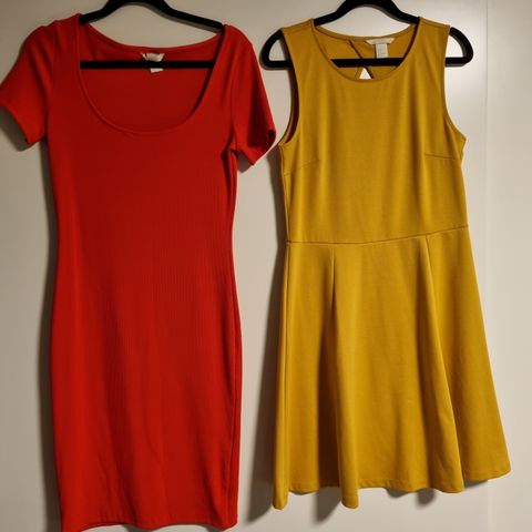 To kjoler fra H&M selges samlet