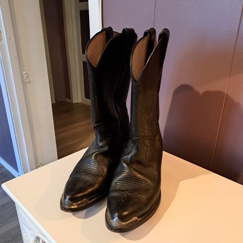 Cowboy boots, pent brukt. Hempe på det ene paret er løs.