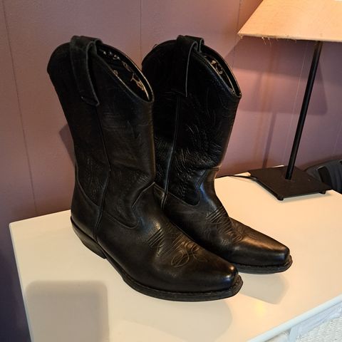 Cowboy boots, pent brukt. Hempe på det ene paret er løs.