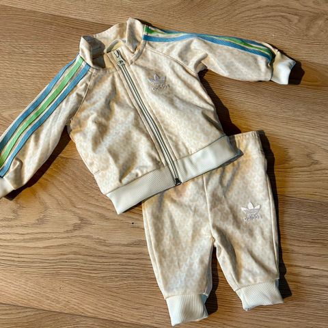 Stilig Adidas tracksuit, 0-3mnd