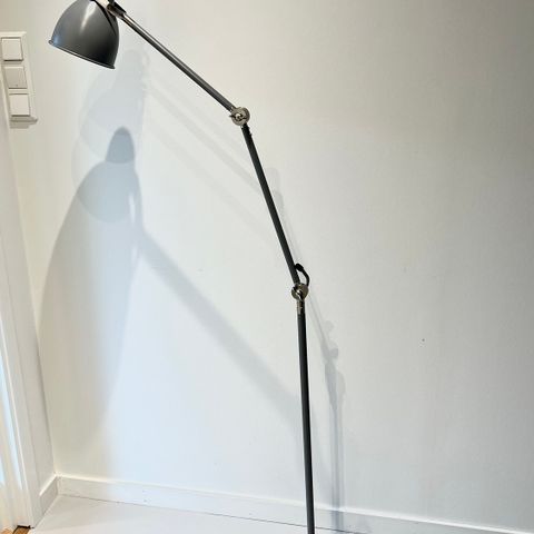 Grå stålampe