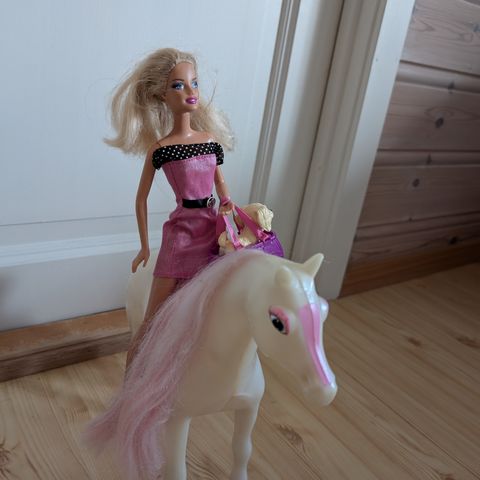 Barbie dukke, hest og hund