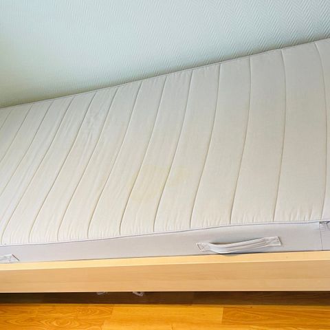 90x200 IKEA seng - madrass med ramme og ben gis bort