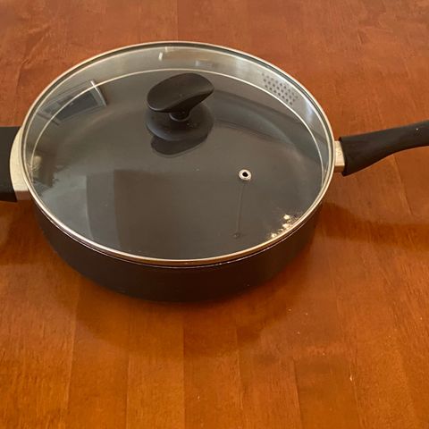 Wok / stekepanne m/ lokk 30 cm br ,7,5 cm h , som ny selges