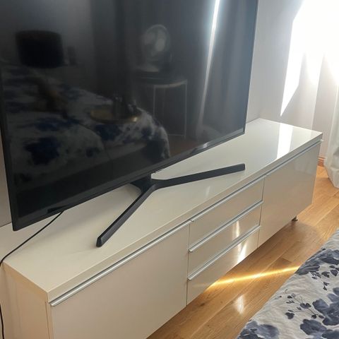 IKEA TV-benk i høyglans hvit
