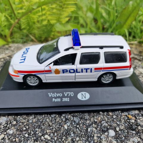 Volvo V70 2002 modell politibil i skala 1/43