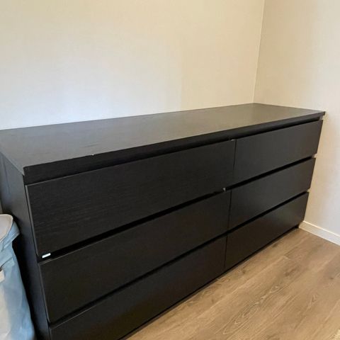 Svart Malm kommode fra IKEA med tre skuffer