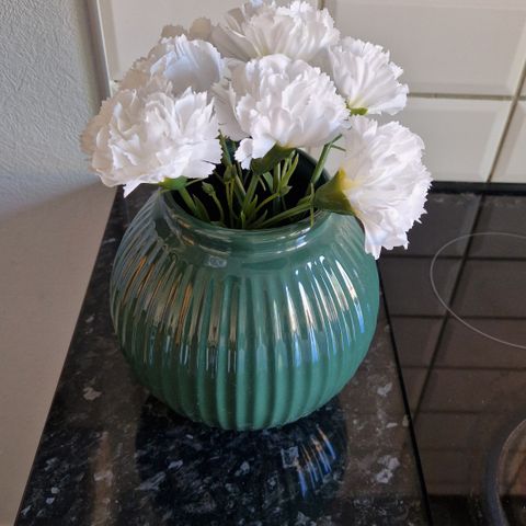 Vase fra IKEA med kunstig blomst