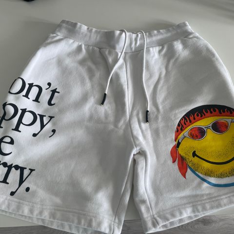 Market Smiley shorts