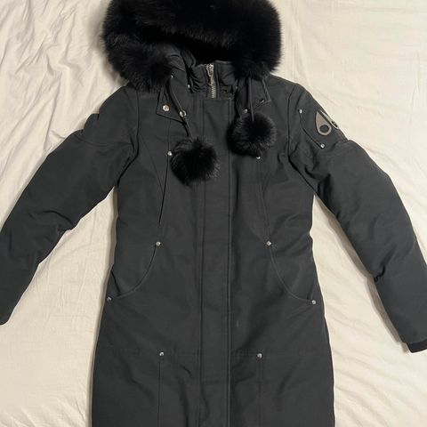 Moose Knuckles
Original Stirling Parka Fur – Sort/Sort