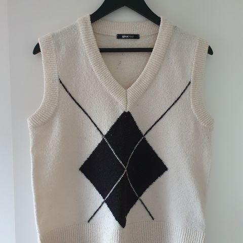 Vest fra Gina Tricot selges