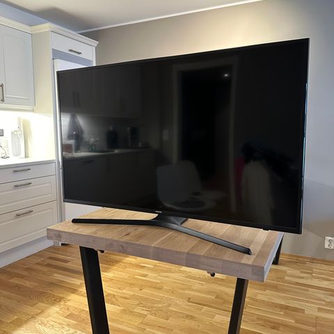 Samsung 50" UHD 4K Smart TV KU6075 - Til salgs!