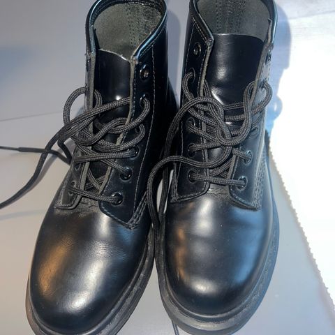 Pent brukte Dr. martens boots str. 36.