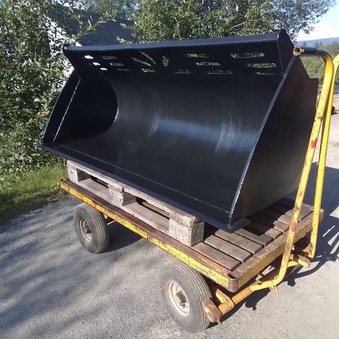 Traktorskuffe ombygd fra julaster  med trima 185cm brei 230kg