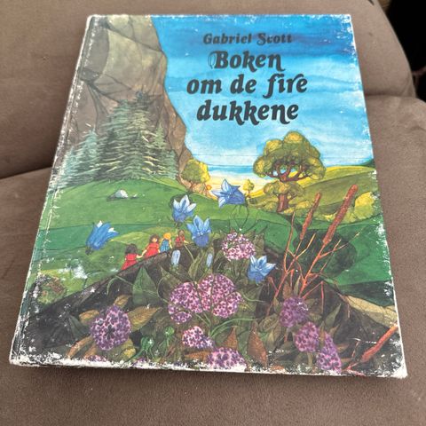 Boken om de fire dukkene - Gabriel Scott