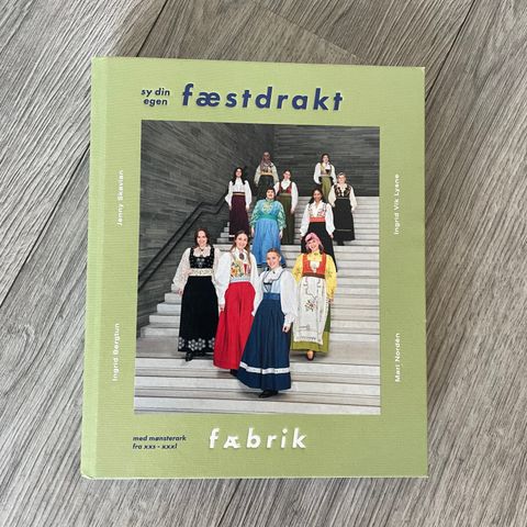 Fæbrik festdrakt bok