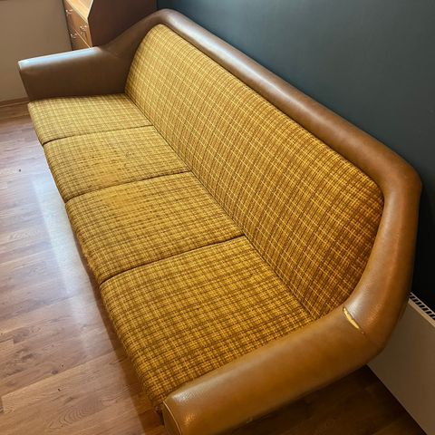 Sjarmerende retro gul sofa