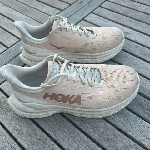 Hoka Mach 4 Johaug edition - lite brukt