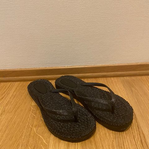 svarte flip-flops