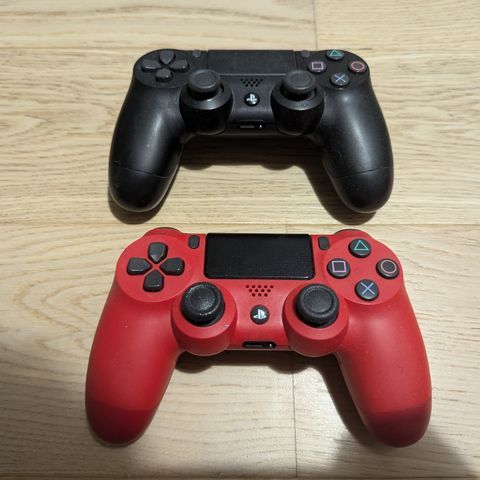 2 Playstation-kontrollere (en rød & en svart)