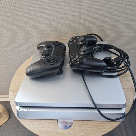 Playstation 4 slim,med to kontroller.