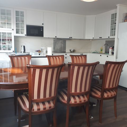 Kjøkkenbord og 6 stoler av god kvalitet gis bort mot henting!!
