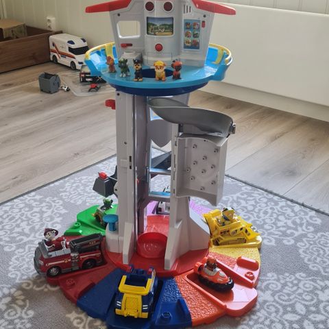 Paw Patrol tårn m/ figurer og biler